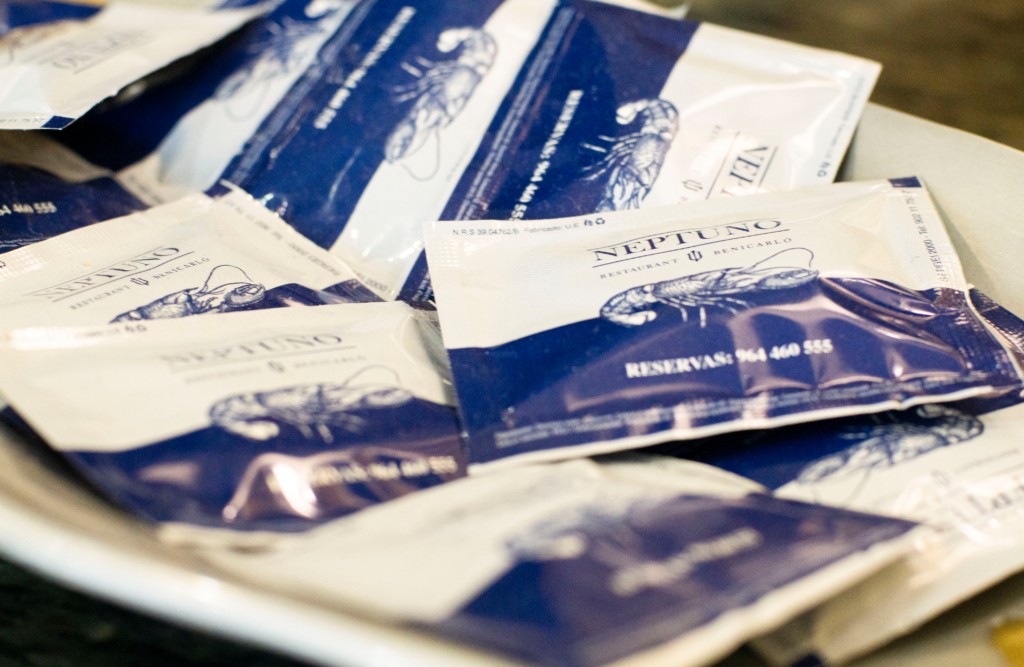 Neptuno, Arroceria cerca de Cálig. Toallitas de limón.