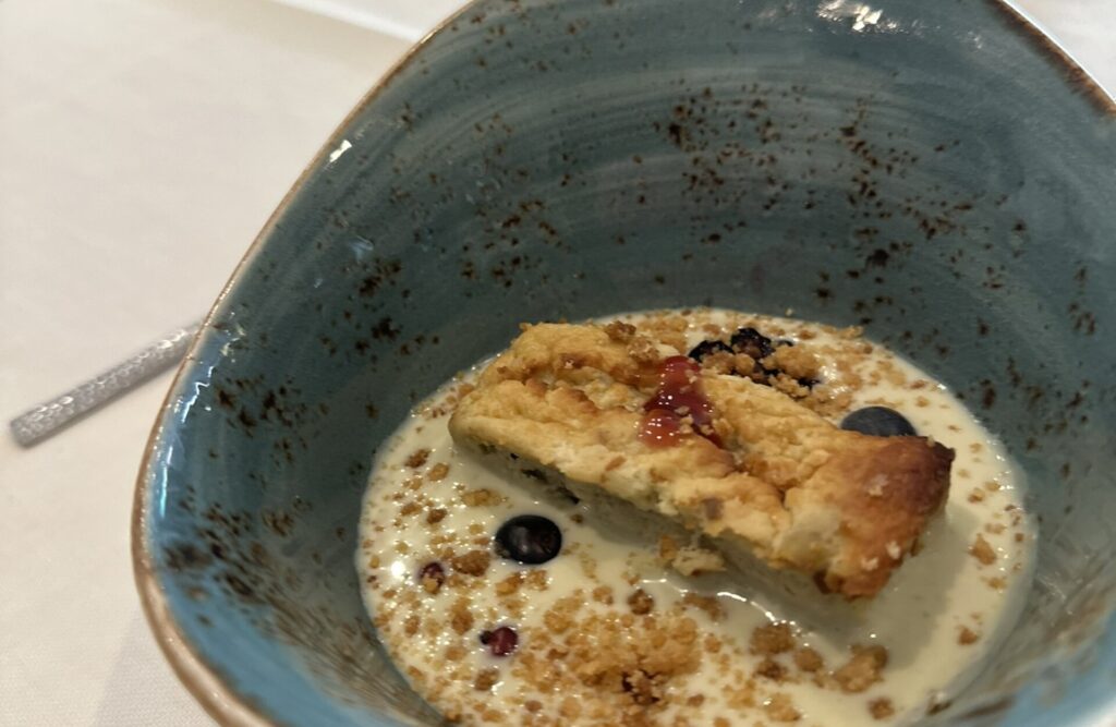 Neptuno, Restaurante cerca de Peñíscola. Tarta de queso al horno sobre fondo de sopa de alcachofa, con frutas del bosque y crumble de almendra.